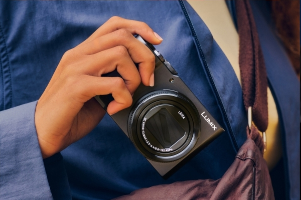 Panasonic’s new ‘travel zoom’ compact camera features a Type 1 (13.2 x 8.8mm) BSI CMOS sensor and 15x optical zoom lens but, unlike previous models, completely lacks a viewfinder.